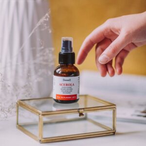 iossi – acerola. cytrusowa esencja z kwasami aha, kwasem hialuronowym i niacynamidem mini 50ml